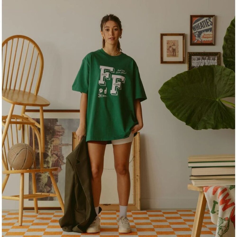 Friends & Family Home Team Tee Green Short Sleeve Graphic Size M